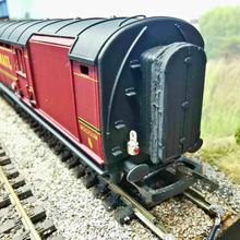 Load image into Gallery viewer, Hornby - Royal Mail Coach - Maroon Livery - OO Gauge
