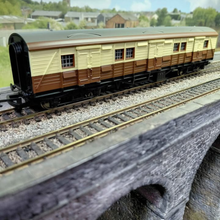 Load image into Gallery viewer, Hornby - R 4451 - Pullman SR Luggage Van - Numbered S 2464 S - OO Gauge
