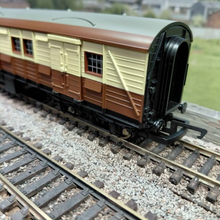 Load image into Gallery viewer, Hornby - R 4451 - Pullman SR Luggage Van - Numbered S 2464 S - OO Gauge
