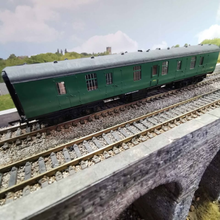 Load image into Gallery viewer, Hornby - BR MK1 - Parcels Coach - Southern Region Green - No. S81289 - OO Gauge
