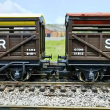 Load image into Gallery viewer, Hornby Railways - SR Sheep Wagons - R.106 - OO Gauge - Cream or Russet Coloured Roof Choice
