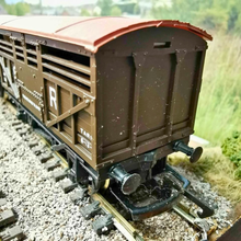 Load image into Gallery viewer, Hornby Railways - SR Sheep Wagons - R.106 - OO Gauge - Cream or Russet Coloured Roof Choice
