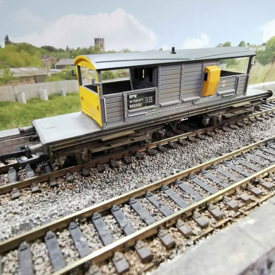Bachmann - 25T Queen Mary - Stone Barrier - Brake Van - Weathered - OO Gauge