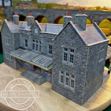Load image into Gallery viewer, Metcalfe - PO320 - Mainline Station/Booking Hall - Ready Made - OO/HO Gauge

