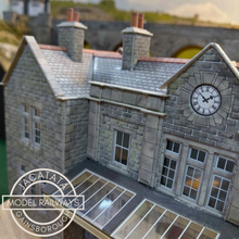 Load image into Gallery viewer, Metcalfe - PO320 - Mainline Station/Booking Hall - Ready Made - OO/HO Gauge
